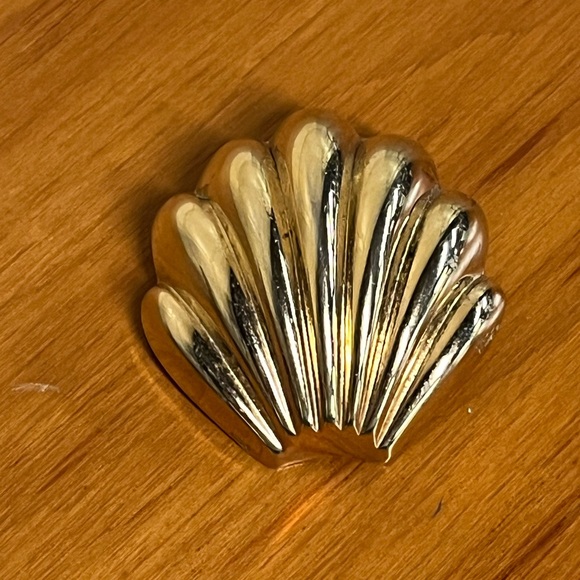 Shell Shaped Brooch - Picture 2 of 6